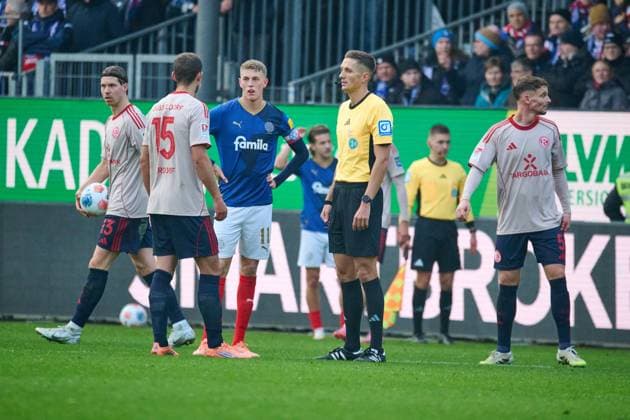 09 11 2025, Soccer, Men, 2 BL Bundesliga , Season 2025 2026, Holstein Kiel Fortuna Düsseldorf, Matchday 12 Referee Felix Bickel right with Alexander Bernhardsson center and Tim Oberdorf left Kiel Holstein Stadion Schleswig Holstein Germany