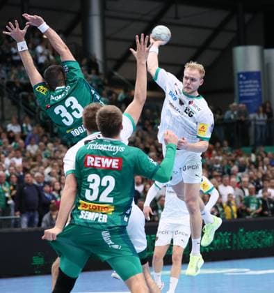 Leipzig, 09 11 2025, Arena Leipzig, Handball, Bundesliga, 11 Matchday , SC DHfK Leipzig vs Füchse Berlin 26 34 12 15 , In the picture from left Luka Rogan 33, Leipzig , Matthes Langhoff 25, Berlin , For editorial use only , Only editorial use , DHB HBL regulations prohibit any use of photographs as image sequences and or quasi video ,