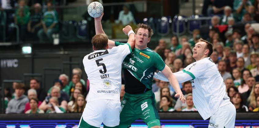 Leipzig, 09 11 2025, Arena Leipzig, Handball, Bundesliga, 11 Spieltag , SC DHfK Leipzig vs Füchse Berlin , In the picture from left Max Darj 5, Berlin , Adam Lönn Loenn 15, Leipzig , Mathias Gidsel 19, Berlin , For editorial use only , DHB HBL regulations prohibit any use of photographs as image sequences and or quasi video ,