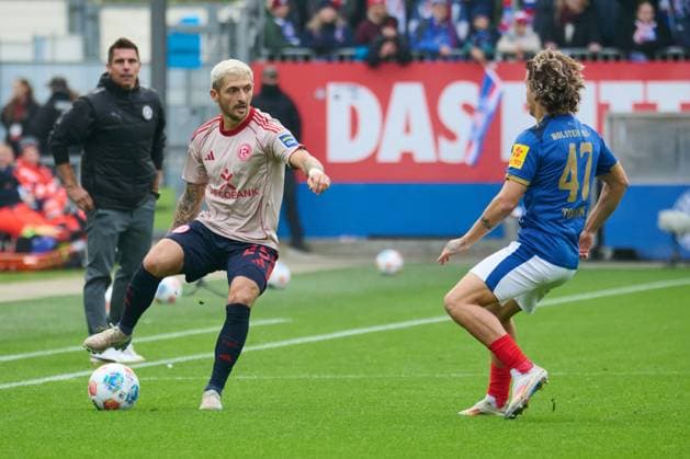 09 11 2025, Football, Men, 2 BL Bundesliga , Season 2025 2026, Holstein Kiel Fortuna Düsseldorf, 12 Matchday John Tolkin re defends against Matthias Zimmermann Kiel Holstein Stadion Schleswig Holstein Germany