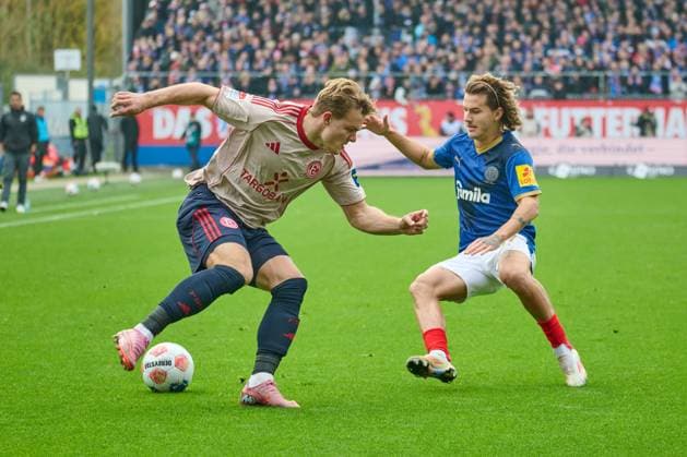 09 11 2025, Football, Men, 2 BL Bundesliga , Season 2025 2026, Holstein Kiel Fortuna Düsseldorf, Matchday 12 John Tolkin defends against Christian Rasmussen Kiel Holstein Stadion Schleswig Holstein Germany