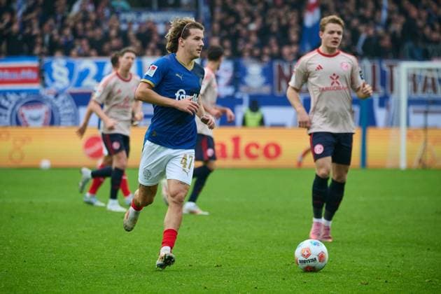 09 11 2025, Soccer, Men, 2 BL Bundesliga , Season 2025 2026, Holstein Kiel Fortuna Düsseldorf, Matchday 12 John Tolkin on the ball against Christian Rasmussen Kiel Holstein Stadion Schleswig Holstein Germany