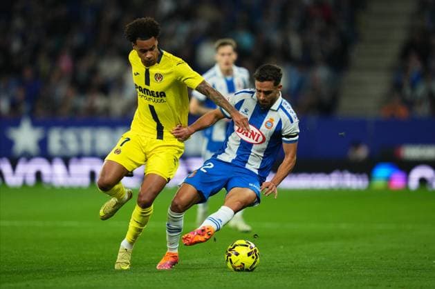 ESP: RCD Espanyol v Villarreal CF. La Liga EA Sports. Date 12 Jose Salinas of RCD Espanyol and Tajon Buchanan of Villarreal CF during the La Liga EA Sports match between RCD Espanyol and Villarreal CF played at RCDE Stadium on November 8, 2025 in Barcelona, Spain. kpng Copyright: xBaguxBlancox xPRESSINx PS_251108_ESP_VIL_2526_267