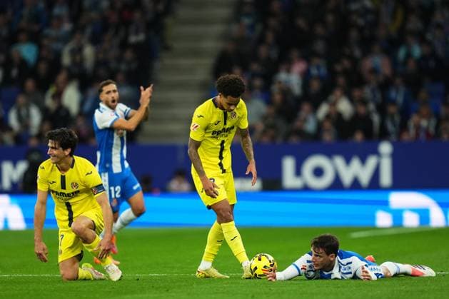 ESP: RCD Espanyol v Villarreal CF. La Liga EA Sports. Date 12 Tajon Buchanan of Villarreal CF and Urko Gonzalez of RCD Espanyol during the La Liga EA Sports match between RCD Espanyol and Villarreal CF played at RCDE Stadium on November 8, 2025 in Barcelona, Spain. kpng Copyright: xBaguxBlancox xPRESSINx PS_251108_ESP_VIL_2526_387