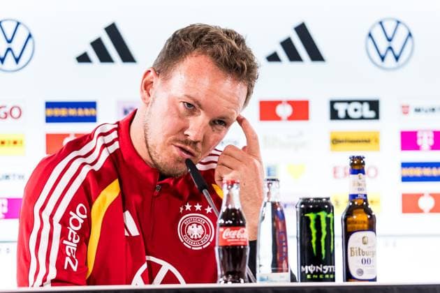 DFB mens training camp press conference 10 11 2025 Julian Nagelsmann national coach Germany , scratches his temple, taps his temple with his index finger DFB mens training camp press conference, Wolfsburg, Volkswagen Arena on 10 11 2025 Copyright: xBEAUTIFULxSPORTS Wunderlx