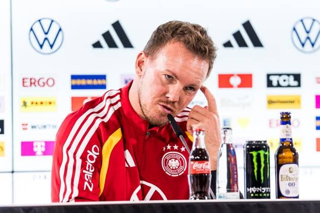 DFB mens training camp press conference 10 11 2025 Julian Nagelsmann national coach Germany , scratches his temple, taps his temple with his index finger DFB mens training camp press conference, Wolfsburg, Volkswagen Arena on 10 11 2025 Copyright: xBEAUTIFULxSPORTS Wunderlx
