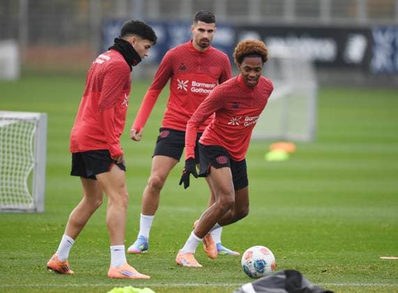 10 11 2025, xophax, Soccer 1 Bundesliga, Bayer 04 Leverkusen Training during the international break V l n right Alejo Marco , Martin Terrier , Jeanuel Belocian all Bayer 04 Leverkusen DFL DFB REGULATIONS PROHIBIT ANY USE OF PHOTOGRAPHS as IMAGE SEQUENCES and or QUASI VIDEO Leverkusen