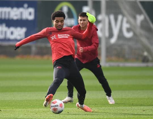 10 11 2025, xophax, Soccer 1 Bundesliga, Bayer 04 Leverkusen Training during the international break Malik Tillmann Bayer 04 Leverkusen , front and Claudio Echeverri , right back Bayer 04 DFL DFB REGULATIONS PROHIBIT ANY USE OF PHOTOGRAPHS as IMAGE SEQUENCES and or QUASI VIDEO Leverkusen