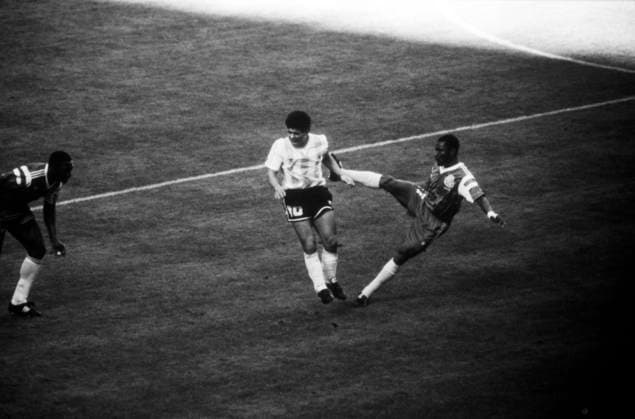 Fußball-Weltmeisterschaft 1990 Diego Maradona (Argentinien) wird beim WM-Eröffnungsspiel 1990 gegen Kamerun mit einem Tritt hart attackiert. Die Szene unterstreicht die körperbetonte, aggressive Spielweise Kameruns, die schließlich zum 1:0-Sieg führte. Mailand Lombardei Italien *** Football World Cup 1990 Diego Maradona Argentina will the World Cup Opening match 1990 against Cameroon with a Tritt hard attacked The Scene stresses The body-hugging, Aggressive Playing Cameroon, The Finally to 1 0 Victory led Milan Lombardy Italy Copyright: xUnitedxArchivesx xSvenxSimonxSportx SVS_95010000120