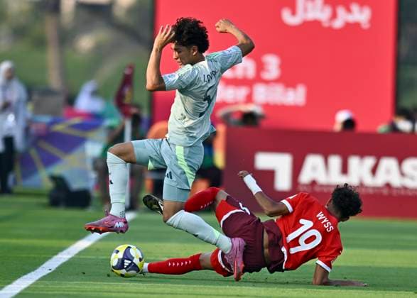 Switzerland v Mexico: Group F - FIFA U-17 World Cup Qatar 2025 Wyss Sandro of Switzerland and Lan Olvera of Mexico in action during the FIFA U-17 World Cup Qatar 2025 Group F match between Switzerland and Mexico in Doha, Qatar, on November 10, 2025. DOHA Qatar Copyright: xNOUSHADxTHEKKAYILx