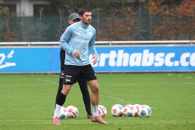 DEU, DFL, 2 FBL Hertha BSC, Training, 10 11 2025, Sportforum, Berlin, DEU, DFL, 2 FBL Hertha BSC, Training, im Bild Dawid Kownacki Hertha BSC Berlin 9 , Head coach Stefan Leitl Hertha BSC Berlin DFL regulations prohibit any use of Photographs as image sequences and or quasi video nordphotoxGmbHx xEngler nph00076