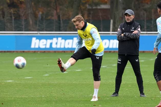 DEU, DFL, 2 FBL Hertha BSC, Training, 10 11 2025, Sportforum, Berlin, DEU, DFL, 2 FBL Hertha BSC, Training, im Bild Julian Eitschberger Hertha BSC Berlin 2 , Cheftrainer Stefan Leitl Hertha BSC Berlin DFL regulations prohibit any use of Photographs as image sequences and or quasi video nordphotoxGmbHx xEngler nph00076