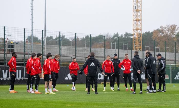 Soccer, Men, Season 2025 2026, 1 Bundesliga, 1 FC Union Berlin, Training, Speech Coach Steffen Baumgart r , 1 FC Union Berlin , behind the construction site for the parking garage, 10 11 2025, Copyright: xMatthiasxKochx