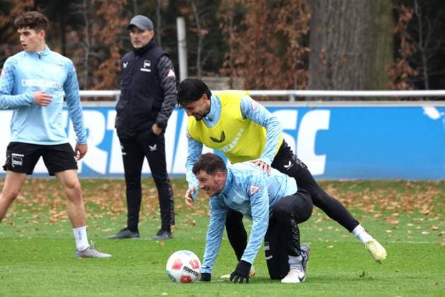 DEU, DFL, 2 FBL Hertha BSC, Training, 10 11 2025, Sportforum, Berlin, DEU, DFL, 2 FBL Hertha BSC, Training, in the picture Diego Demme Hertha BSC Berlin 6 , Kevin Sessa Hertha BSC Berlin 8 , Head coach Stefan Leitl Hertha BSC Berlin DFL regulations prohibit any use of Photographs as image sequences and or quasi video nordphotoxGmbHx xEngler nph00076
