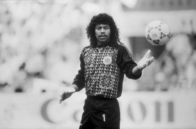 Fußball-Weltmeisterschaft 1990 Kolumbiens Torhüter Jose Higuita in Aktion bei der Fußball-WM 1990. Mailand Lombardei Italien *** Football World Cup 1990 Colombia Goalkeeper Jose Higuita in Action shot at the Football World Cup 1990 Milan Lombardy Italy Copyright: xUnitedxArchivesx xSvenxSimonxSportx SVS_95010000316