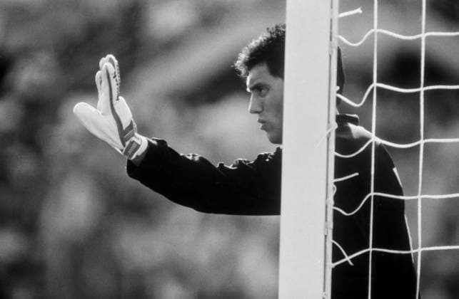 Fußball-Weltmeisterschaft 1990 Argentiniens Torwart Sergio Goycochea dirigiert beim Viertelfinalspiel gegen Jugoslawien seine Abwehr, konzentriert und mit erhobener Hand am Pfosten. Florenz Toskana Italien *** Football World Cup 1990 Argentina Goalkeeper Sergio Goycochea conducts the Quarter-final game against Yugoslavia his Defense, concentrated and with clawback Hand at Posts Florence Tuscany Italy Copyright: xUnitedxArchivesx xSvenxSimonxSportx SVS_95010000436