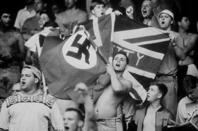 Fußball-Weltmeisterschaft 1990 Englische Fans beim Viertelfinale der Fußball-WM 1990 gegen Kamerun. In ihrem Block schwenken einige Anhänger verfassungsfeindliche Fahnen und skandieren lautstark. Neapel Kampanien Italien *** Football World Cup 1990 English supporters the Quarter-finals the Football World Cup 1990 against Cameroon in her Block swing some Trailers anti-constitutional Flags and skandieren loudly Naples Kampanien Italy Copyright: xUnitedxArchivesx xSvenxSimonxSportx SVS_95010000465