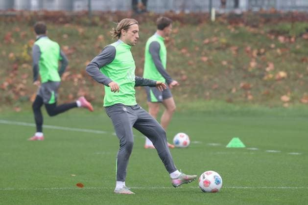 10 11 2025, xgox, Football 1 Bundesliga VfL Wolfsburg Training emspor, v l Lovro Majer Wolfsburg, 10 DFL DFB REGULATIONS PROHIBIT ANY USE OF PHOTOGRAPHS as IMAGE SEQUENCES and or QUASI VIDEO Wolfsburg