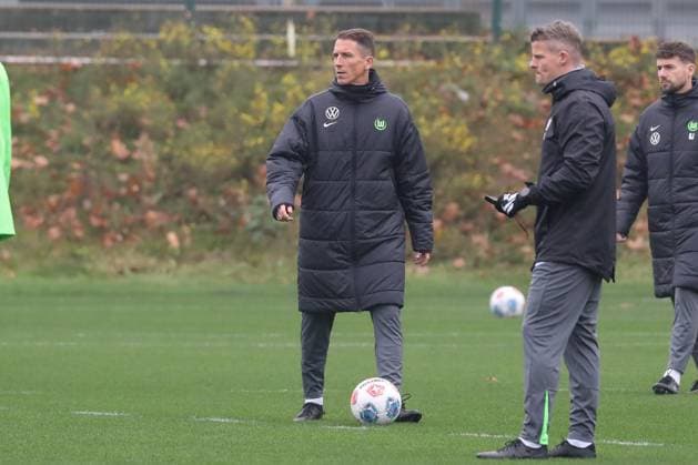 10 11 2025, xgox, Soccer 1 Bundesliga VfL Wolfsburg Training emspor, v l Daniel Bauer Wolfsburg, Trainer DFL DFB REGULATIONS PROHIBIT ANY USE OF PHOTOGRAPHS as IMAGE SEQUENCES and or QUASI VIDEO Wolfsburg
