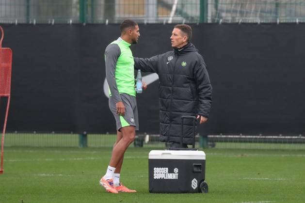 10 11 2025, xgox, Fußball 1 Bundesliga VfL Wolfsburg Training emspor, v l Daniel Bauer Wolfsburg, Trainer gibt Anweisungen, gestikuliert mit den Armen, gesticulate, gives instructions Vini Souza Wolfsburg, 5 DFL DFB REGULATIONS PROHIBIT ANY USE OF PHOTOGRAPHS as IMAGE SEQUENCES and or QUASI VIDEO Wolfsburg