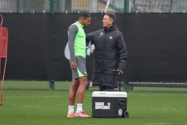 10 11 2025, xgox, Fußball 1 Bundesliga VfL Wolfsburg Training emspor, v l Daniel Bauer Wolfsburg, Trainer gibt Anweisungen, gestikuliert mit den Armen, gesticulate, gives instructions Vini Souza Wolfsburg, 5 DFL DFB REGULATIONS PROHIBIT ANY USE OF PHOTOGRAPHS as IMAGE SEQUENCES and or QUASI VIDEO Wolfsburg