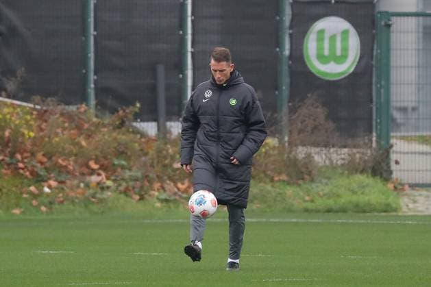 10 11 2025, xgox, Soccer 1 Bundesliga VfL Wolfsburg Training emspor, v l Daniel Bauer Wolfsburg, Trainer DFL DFB REGULATIONS PROHIBIT ANY USE OF PHOTOGRAPHS as IMAGE SEQUENCES and or QUASI VIDEO Wolfsburg