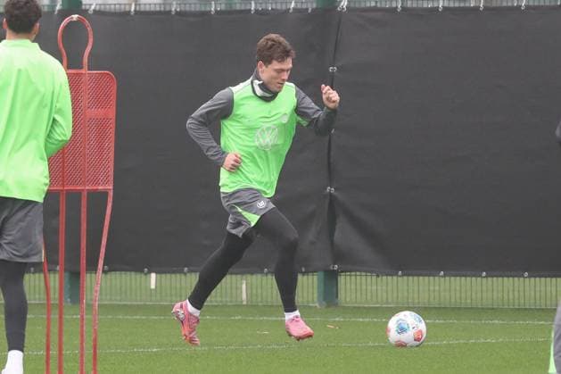10 11 2025, xgox, Fußball 1 Bundesliga VfL Wolfsburg Training emspor, v l Anders Skov Olsen Wolfsburg, 7 am Ball, plays the ball DFL DFB REGULATIONS PROHIBIT ANY USE OF PHOTOGRAPHS as IMAGE SEQUENCES and or QUASI VIDEO Wolfsburg