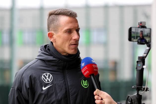 10 11 2025, xgox, Soccer 1 Bundesliga VfL Wolfsburg Training emspor, v l Daniel Bauer Wolfsburg, Trainer DFL DFB REGULATIONS PROHIBIT ANY USE OF PHOTOGRAPHS as IMAGE SEQUENCES and or QUASI VIDEO Wolfsburg