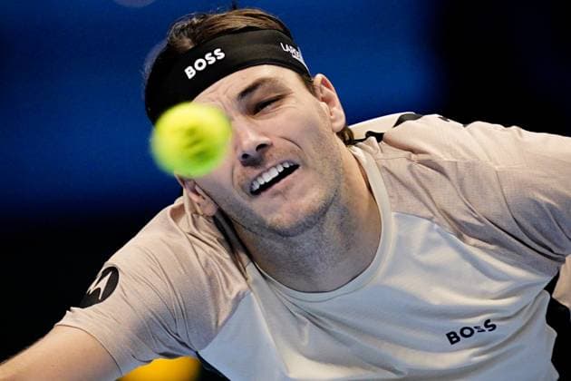 United StatesÕ Taylor Fritz returns the ball to Italy s Lorenzo Musetti during the singles tennis match of the ATP, Tennis Herren World Tour Finals at the Inalpi Arena in Turin, Italy - Sunday, Nov. 10, 2025. - .  Copyright: xMarcoxAlpozzi LaPressex