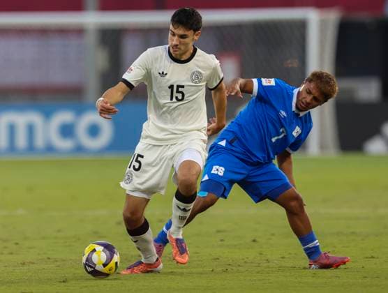 El Salvador v Germany Group G- FIFA U-17 World Cup Qatar 2025 Niklas Scheller of Germany and Kerin Torres of El Salvador in action during the FIFA U-17 World Cup Qatar 2025 Group G match between El Salvador and Germany in Doha, Qatar, on November 10, 2025. DOHA Qatar Copyright: xNOUSHADxTHEKKAYILx