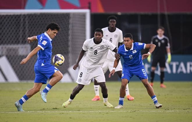 Football, Junior U 17 World Cup 2025 in Doha Qatar Preliminary round 10 11 2025 Group G El Salvador Germany Jeremiah Dennit Mensah center, Germany against Brandon Ramirez left, El Salvador and Jefferson Perla right,El Salvador