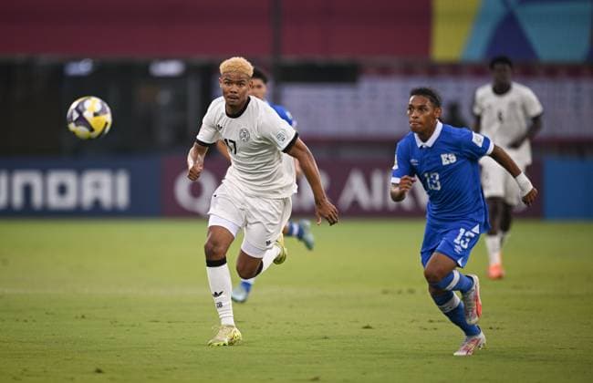 Football, Junior U 17 World Cup 2025 in Doha Qatar Preliminary round 10 11 2025 Group G El Salvador Germany Maik Afri Akumu left, Germany against Andrew Reyes right ,El Salvador