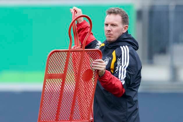 Bundestrainer Julian Nagelsmann (Germany) schaut, , Training der deutschen Fussball Nationalmannschaft, Volkswagen Arena am 10. November 2025 in Wolfsburg, Deutschland. (Foto von Marco Steinbrenner DeFodi Images) Bundestrainer Julian Nagelsmann (Germany) looks on, , Training der deutschen Fussball Nationalmannschaft, Volkswagen Arena, November 10, 2025 in Wolfsburg, Germany. (Photo by Marco Steinbrenner DeFodi Images) DFL regulations prohibit any use of photographs as image sequences and or quasi-video. National coach Julian Nagelsmann Germany looks on, , Training of the German national soccer team, Volkswagen Arena on November 10, 2025 in Wolfsburg, Germany Photo by Marco Steinbrenner DeFodi Images National coach Julian Nagelsmann Germany looks on, , Training of the German national soccer team, Volkswagen Arena, November 10, 2025 in Wolfsburg, Germany Photo by Marco Steinbrenner DeFodi Images DFL regulations prohibit any use of photographs as image sequences and or quasi video