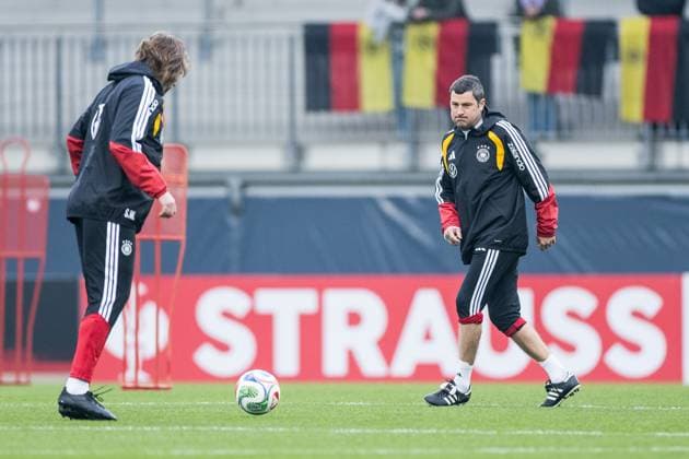 DFB Mens Training Camp Public Training 10 11 2025 Andreas Kronenberg Goalkeeping Coach Germany on the Ball DFB Mens Training Camp Public Training, Wolfsburg, AOK Stadium on 10 11 2025 Copyright: xBEAUTIFULxSPORTS Wunderlx