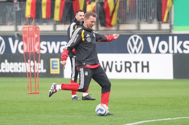 10 11 2025, xgox, Football German National Team Public Training emspor, v l Julian Nagelsmann Germany, coach on the ball, plays the ball DFL DFB REGULATIONS PROHIBIT ANY USE OF PHOTOGRAPHS as IMAGE SEQUENCES and or QUASI VIDEO Wolfsburg