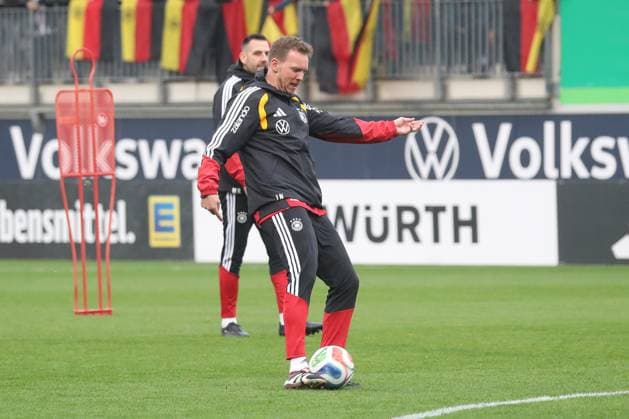 10 11 2025, xgox, Football German National Team Public Training emspor, v l Julian Nagelsmann Germany, coach on the ball, plays the ball DFL DFB REGULATIONS PROHIBIT ANY USE OF PHOTOGRAPHS as IMAGE SEQUENCES and or QUASI VIDEO Wolfsburg