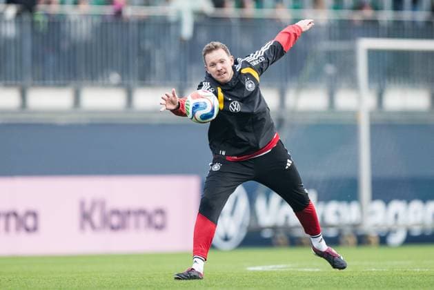 DFB Mens Training Camp Public Training 10 11 2025 Julian Nagelsmann Germanys national team coach picks up a ball DFB Mens Training Camp Public Training, Wolfsburg, AOK Stadium on 10 11 2025 Copyright: xBEAUTIFULxSPORTS Wunderlx
