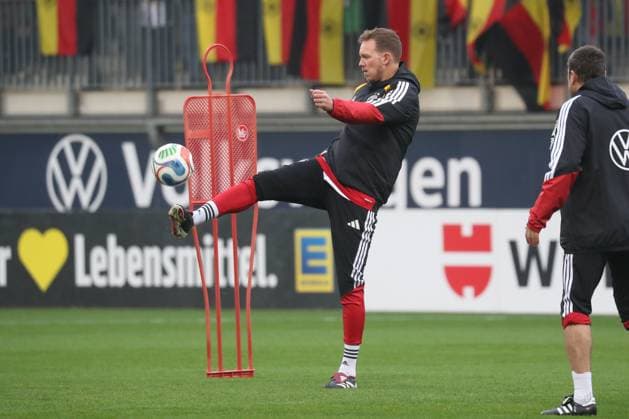 10 11 2025, xgox, Football German National Team Public Training emspor, v l Julian Nagelsmann Germany, Coach DFL DFB REGULATIONS PROHIBIT ANY USE OF PHOTOGRAPHS as IMAGE SEQUENCES and or QUASI VIDEO Wolfsburg