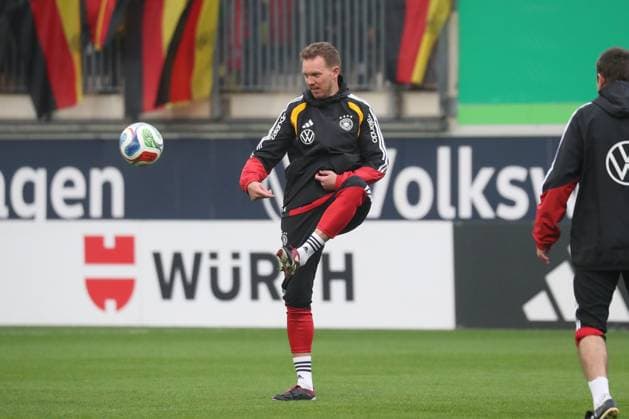 10 11 2025, xgox, Football German National Team Public Training emspor, v l Julian Nagelsmann Germany, coach on the ball, plays the ball DFL DFB REGULATIONS PROHIBIT ANY USE OF PHOTOGRAPHS as IMAGE SEQUENCES and or QUASI VIDEO Wolfsburg