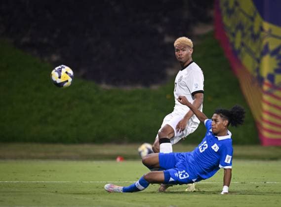 Football, Junior U 17 World Cup 2025 in Doha Qatar Preliminary round 10 11 2025 Group G El Salvador Germany Abdul Al Khalaf left, Germany scores the goal here for 4 0 against Andrew Reyes right, El Salvador