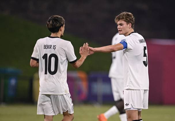 Football, Junior U 17 World Cup 2025 in Doha Qatar Preliminary round 10 11 2025 Group G El Salvador Germany JUBEL Germany Ben Hawighorst right applauds Eba Bekir Is li
