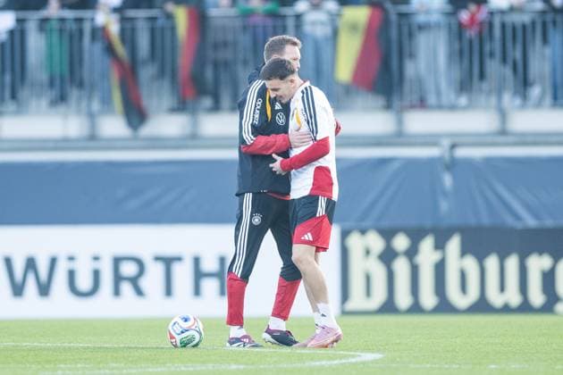 DFB Mens Training Camp Public Training 10 11 2025 Julian Nagelsmann national coach Germany and Said El Mala Germany greet each other, hug DFB Mens Training Camp Public Training, Wolfsburg, AOK Stadium on 10 11 2025 Copyright: xBEAUTIFULxSPORTS Wunderlx