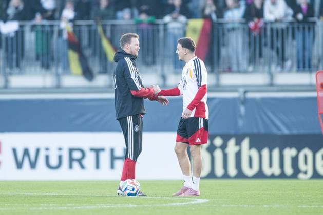 DFB Mens Training Camp Public Training 10 11 2025 Julian Nagelsmann National Coach Germany and Said El Mala Germany greet each other, Handshake DFB Mens Training Camp Public Training, Wolfsburg, AOK Stadium on 10 11 2025 Copyright: xBEAUTIFULxSPORTS Wunderlx