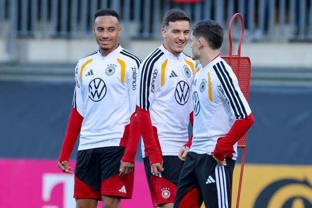 Jamie Leweling (Germany), Said El Mala (Germany) und Florian Wirtz (Germany) unterhalten sich, , Training der deutschen Fussball Nationalmannschaft, Volkswagen Arena am 10. November 2025 in Wolfsburg, Deutschland. (Foto von Marco Steinbrenner DeFodi Images) Jamie Leweling (Germany), Said El Mala (Germany) und Florian Wirtz (Germany) talk together, , Training der deutschen Fussball Nationalmannschaft, Volkswagen Arena, November 10, 2025 in Wolfsburg, Germany. (Photo by Marco Steinbrenner DeFodi Images) DFL regulations prohibit any use of photographs as image sequences and or quasi-video. Jamie Leweling Germany , Said El Mala Germany and Florian Wirtz Germany talk together, , training of the German national soccer team, Volkswagen Arena on November 10, 2025 in Wolfsburg, Germany Photo by Marco Steinbrenner DeFodi Images Jamie Leweling Germany , Said El Mala Germany and Florian Wirtz Germany talk together, , Training of the German national soccer team, Volkswagen Arena, November 10, 2025 in Wolfsburg, Germany Photo by Marco Steinbrenner DeFodi Images DFL regulations prohibit any use of photographs as image sequences and or quasi video