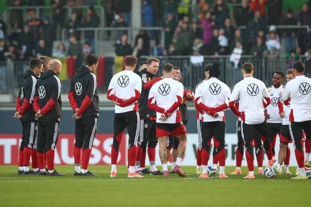 10 11 2025, xtgx, Football National Team, Public Training in Wolfsburg emspor, v l Julian Nagelsmann Germany, Coach DFL DFB REGULATIONS PROHIBIT ANY USE OF PHOTOGRAPHS as IMAGE SEQUENCES and or QUASI VIDEO Wolfsburg