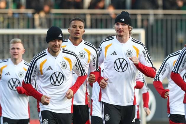 10 11 2025, xtgx, Football National Team, Public Training in Wolfsburg emspor, v l Waldemar Anton Germany , Jamie Leweling Germany , Nick Woltemade Germany DFL DFB REGULATIONS PROHIBIT ANY USE OF PHOTOGRAPHS as IMAGE SEQUENCES and or QUASI VIDEO Wolfsburg