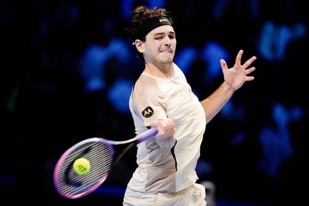 United StatesÕ Taylor Fritz returns the ball to Italy s Lorenzo Musetti during the singles tennis match of the ATP, Tennis Herren World Tour Finals at the Inalpi Arena in Turin, Italy - Sunday, Nov. 10, 2025. - .  Copyright: xMarcoxAlpozzi LaPressex
