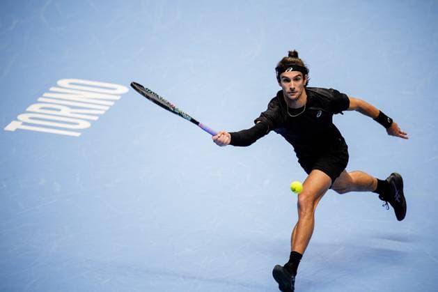 Italy s Lorenzo Musetti returns the ball to United StatesÕ Taylor Fritz during the singles tennis match of the ATP, Tennis Herren World Tour Finals at the Inalpi Arena in Turin, Italy - Sunday, Nov. 10, 2025. - .  Copyright: xMarcoxAlpozzi LaPressex