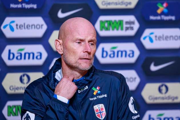Press conference with the Norwegian men s national football team Oslo 20251110 National team player Thelo Aasgaard is greeted by security officer Geir Ellefsen when he arrives at the national team meeting at Ullevaal Stadium on Monday afternoon Norway will face Estonia and Italy in the last two matches of the World Cup qualifiers Photo Jonas Been Henriksen NTB Oslo Norway EDITORIAL USE ONLY RESTRICTED USE FOR BETTING COMPANIES  Copyright: xAmandaxPedersenxGiskex xNTBx