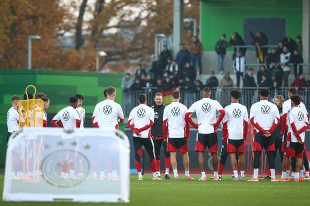 10 11 2025, xtgx, Football National Team, Public Training in Wolfsburg emspor, v l Julian Nagelsmann Germany, Coach DFL DFB REGULATIONS PROHIBIT ANY USE OF PHOTOGRAPHS as IMAGE SEQUENCES and or QUASI VIDEO Wolfsburg